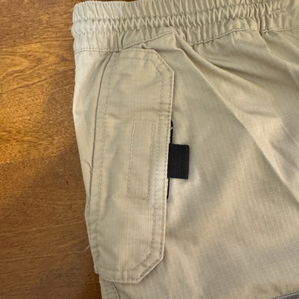 H&M Medium Solid Beige Pull-On Relaxed Fit Cargo Shorts w/Drawstring Closure - Picture 4 of 6